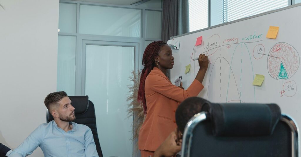 Equipo de marketing B2B revisando estrategia digital para 2026
