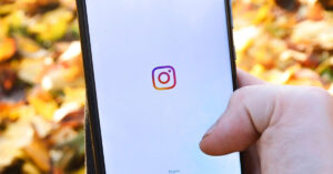 Pantalla de celular con logo de instagram